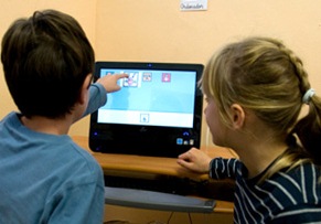Niños usando la aplicación en el ordenador