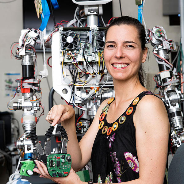 La investigadora Concepción Alicia Monje Micharet junto al robot TEO