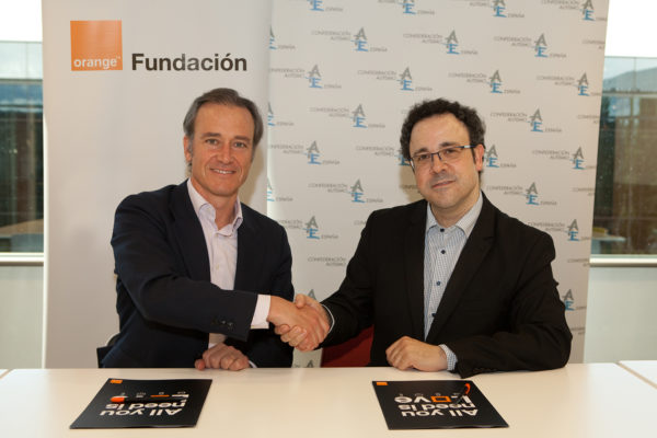 firma convenio Autismo España y Fundación Orange